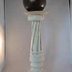 Pilaar van hout met natuurstenen bal, decoratie, brocante