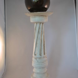 Pilaar van hout met natuurstenen bal, decoratie, brocante