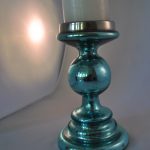 Kaarsenstandaard van blauw glas met kaars, decoratie