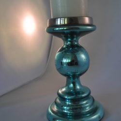 Kaarsenstandaard van blauw glas met kaars, decoratie