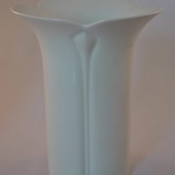 Vaas in de vorm van een bloem, porselein, wit
