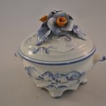 Bakje met deksel, porseleinen bloemversiering, handpainted