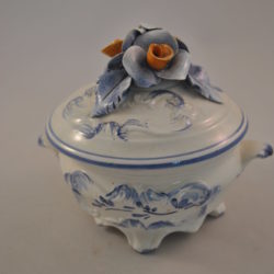 Bakje met deksel, porseleinen bloemversiering, handpainted