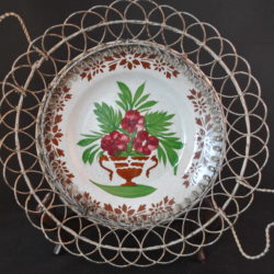 Mand van draad met bord, antiek, Poaque de sarreguemines