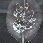 Schaal, glas met bloemmotief
