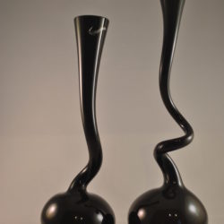 2 vaasjes, zwart glas