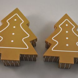 2 geschenkdoosjes in de vorm van een kerstboom
