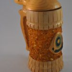 Drinkglas met deksel, versierd met div. materialen