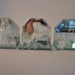 3 glazen miniaturen op spiegel