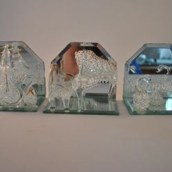 3 glazen miniaturen op spiegel