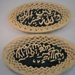 2 serveerschaaltjes, hout, arabisch opschrift/decoratie