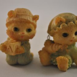 2 beeldjes van poezen, met belletje