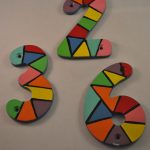 3 gekleurde huisnummers (2,3 en 6)