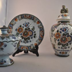Kaststel (dekselkom, dekselvaas, bord) Polychroom Delft