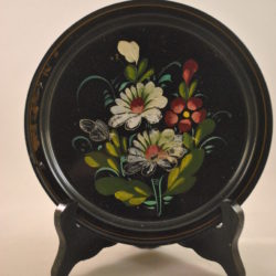 Metalen bordje, zwart met bloemschildering