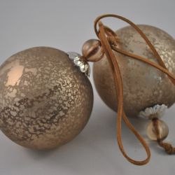 2 kerstballen (brons/zilverkleurig), met leren riempjes