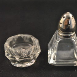 Peperstrooier en zoutglas