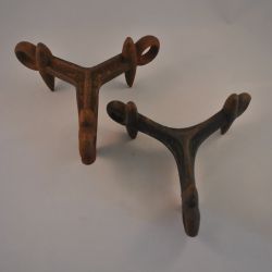 2 (antieke) ijzervormige haken (onderzetters??)
