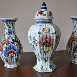 Kaststel, 2 vazen + dekselpot, Delfts polychroom