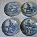 4 kleine bordjes (met voorstellingen van drinkers), Delfts by Boch