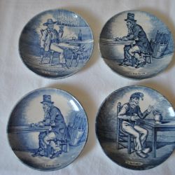 4 kleine bordjes (met voorstellingen van drinkers), Delfts by Boch