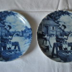 2 Delftsblauwe bordjes (klompenmaker)