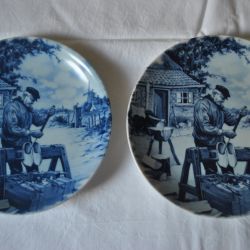 2 Delftsblauwe bordjes (klompenmaker)