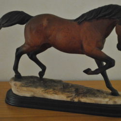 Beeldje galopperend paard