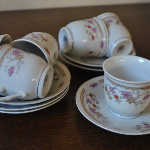 6 kopjes en schoteltjes, made in China (kinderservies?)