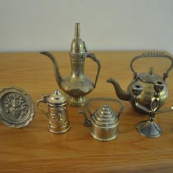 8 bronzen miniatuur gebruiksvoorwerpen