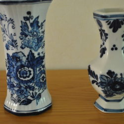 2 Delftsblauwe vaasjes, handpainted