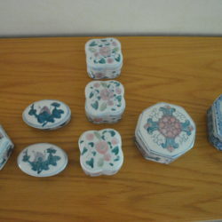 8 kleine porseleinen bakjes/opberg- of pillendoosjes
