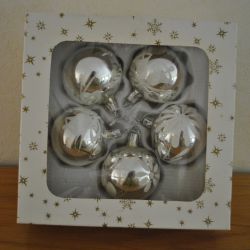 5 kerstballen, zilverkleurig