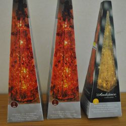 3 verlichte piramidevormige kerstboompjes