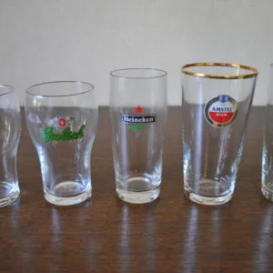 5 bierglazen (2 Grolsch, 1 Heineken, 1 Amstel, 1 Oranjeboom)