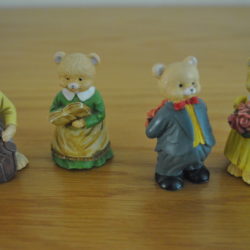 4 miniatuur beeldjes van beren