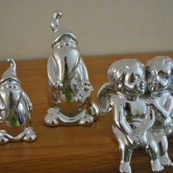 3 porseleinen kerstfiguurtjes (zilverkleurig)
