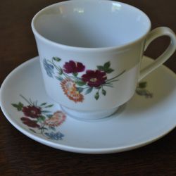 1 kop en schotel, bloemmotief (merkloos)