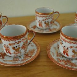 kop en schotel, 5 stuks, Chinese motieven in rood en goud