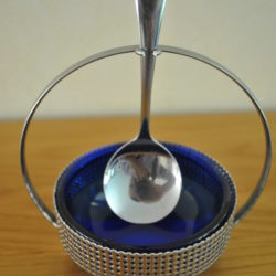 Hengselmandje (met lepel) voor suikerklontjes