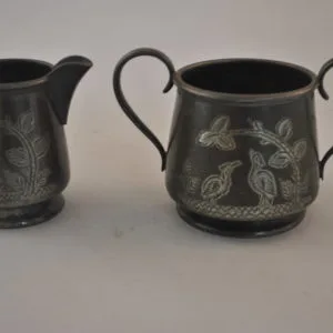 Lepelvaasje en melkkannetje, metaal, gedecoreerd