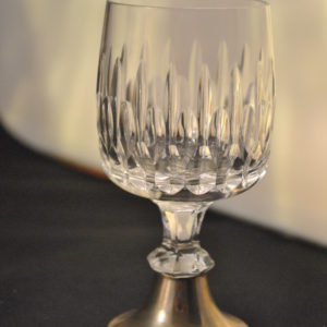 Glas op verzilverde voet