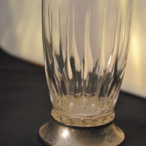 Glas op verzilverde voet