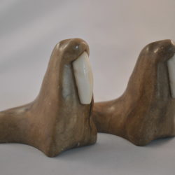 2 natuurstenen beeldjes: walrussen