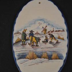 Wandplaquette met ijs-tafereel (Arum)