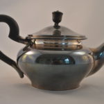 Theepot, metaal met bakeliet