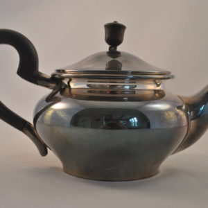 Theepot, metaal met bakeliet