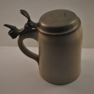 beker (aardewerk) met tinnen deksel