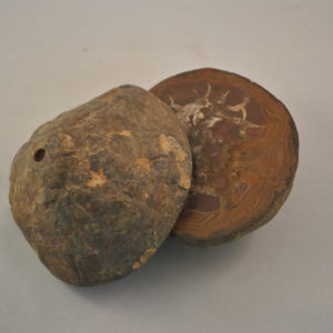 2 brokken natuursteen (doormidden gezaagd)