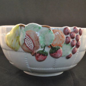 Fruitschaal met versiering in relief, aardewerk